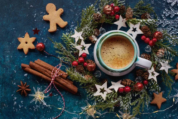 Різдвяний вінок з чашкою кави — стокове фото