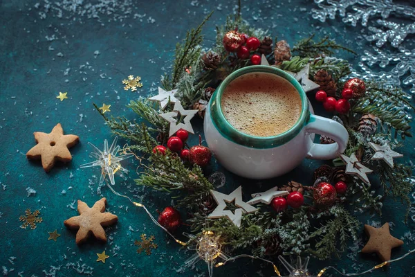 कॉफी के कप के साथ क्रिसमस मुकुट — स्टॉक फ़ोटो, इमेज