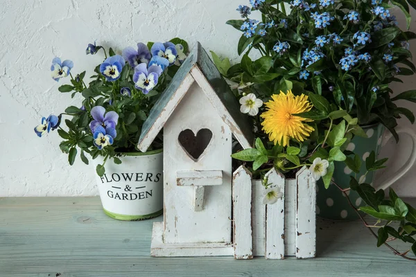 Kuş evi ve bahar çiçekleriyle Paskalya dekoru — Stok fotoğraf