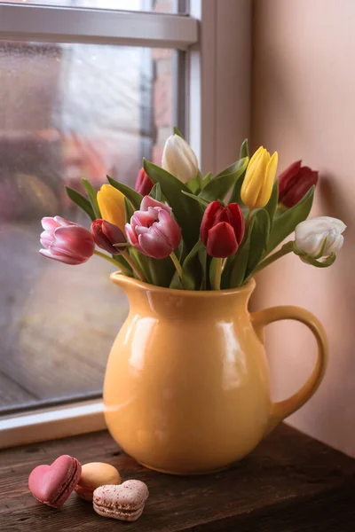 Tulipes Brillantes Varicolores Macaron Sur Rebord Fenêtre Humeur Printanière Concentration — Photo