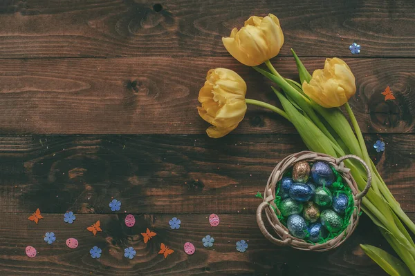 Πάσχα Φόντο Λουλούδια Πασχαλινά Αυγά Πασχαλινή Διακόσμηση Στο Ξύλινο Τραπέζι — Φωτογραφία Αρχείου