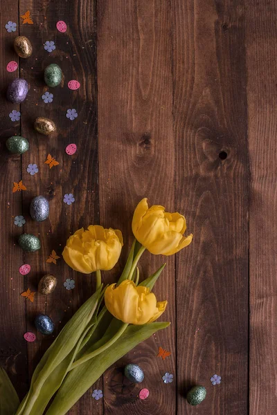 Pasen Achtergrond Met Bloemen Paaseieren Met Paasei Tulpen Houten Tafel — Stockfoto