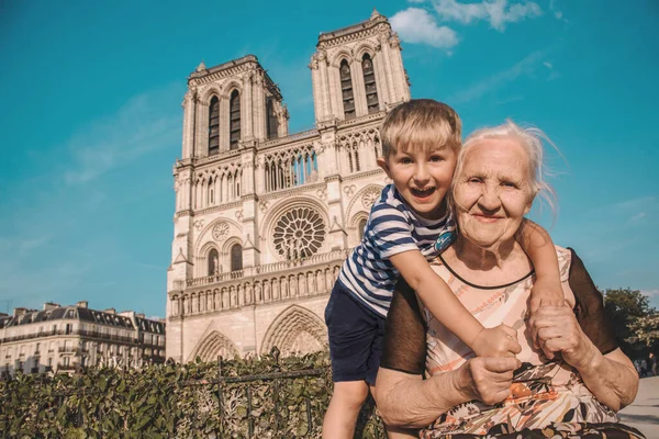 Пожилая Женщина Внуком Возле Нотр Дама Париже Франция Молодой Улыбающийся — стоковое фото