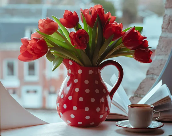 红色郁金香和一杯咖啡与打开的书在窗台上 春天的心情 — 图库照片