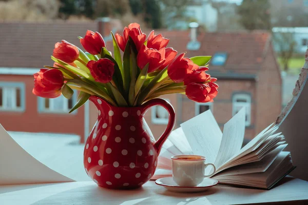 Kırmızı Laleler Pencerenin Kenarında Açık Bir Kitapla Birlikte Bir Fincan — Stok fotoğraf