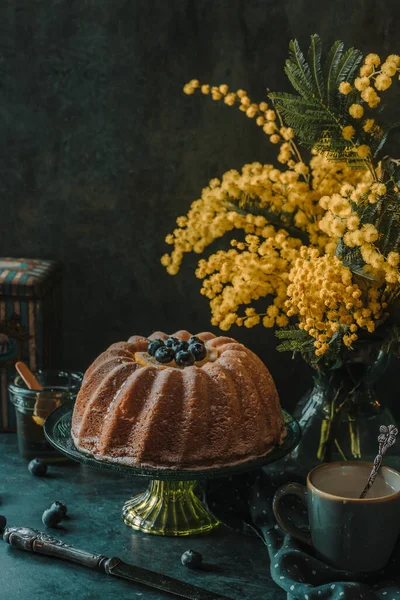 Yabanmersinli Limonlu Lezzetli Ballı Pasta Kırsal Bir Arka Planda Mimoza — Stok fotoğraf