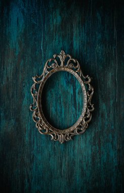 Eski bir duvar arka planında klasik açılış bronz metal oval çerçeve