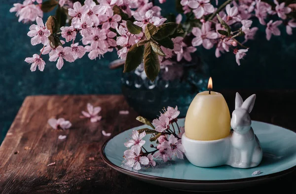 Paastabel Met Kaars Konijn Lentebloemen — Stockfoto