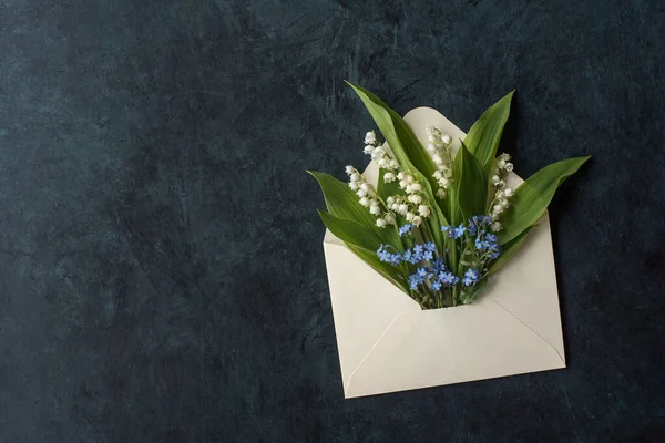 Anneler Günü Kartı Içinde Zarf Unutma Beni Çiçekleri Vadideki Zambaklar — Stok fotoğraf