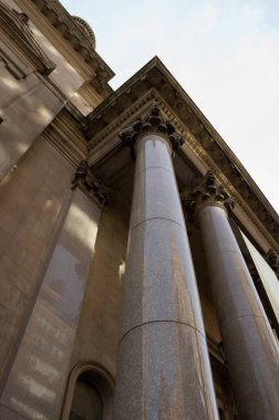 Eski moda sütun üzerine Bue gökyüzü ile adliye binası