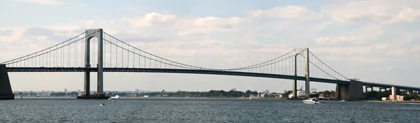 Throgs Neck Bridge New York Queensin Yhdistäminen Bronxiin — kuvapankkivalokuva