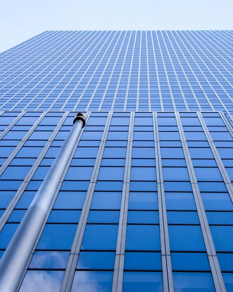 ガラスの反射で背の高いニューヨーク市の建物 — ストック写真