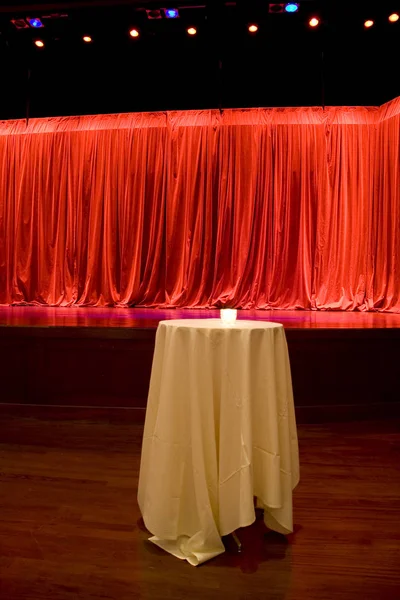 Mesa Con Vela Fondo Etapa Cortina Roja —  Fotos de Stock