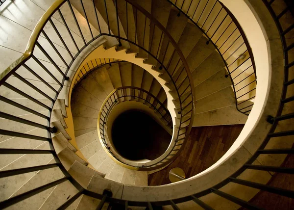 Escadaria Espiral Luxuosa Com Degraus Pedra — Fotografia de Stock