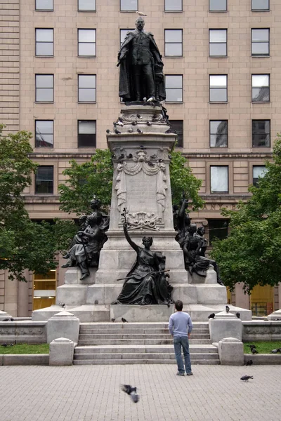 Töprengő Ember Keresi Fel Kanadai Montrealban Szobor Stock Fotó