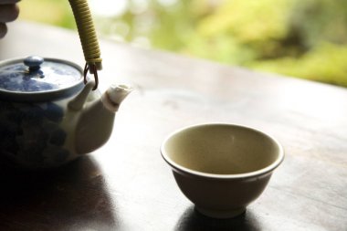 Yeşil çay Pot ve bardağa dökmek için hazır