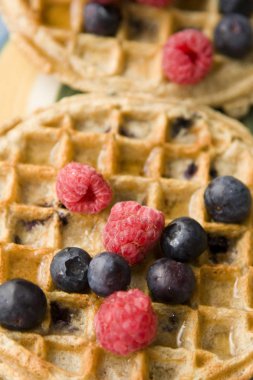 Ahududu ve kahvaltı waffle üzerinde yaban mersini