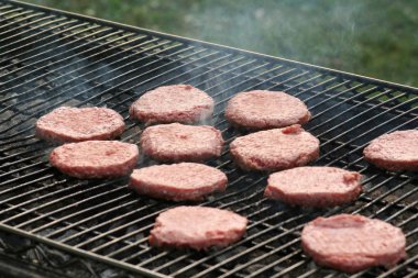 Ham Burger ızgarada pişmiş olması bekleniyor