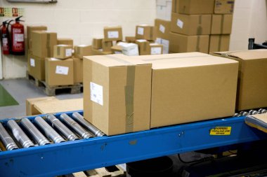 Paketleri bir konveyör kayışı üzerinde sevkiyat için hazır