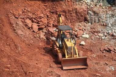 Çakıl ocağı çalışma inşaat sahasında buldozer