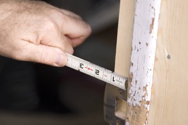 Adam kapıyı reçel şerit metre ile ölçme