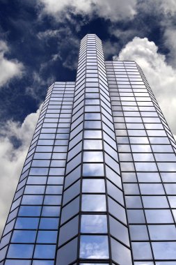 Mavi gökyüzü arka plan ile İdari bina gökdelen