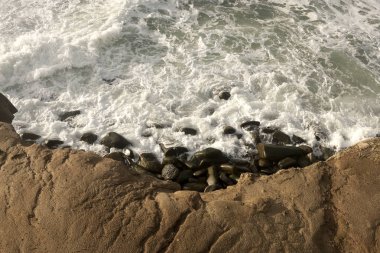 Pasifik Okyanusu dalgaları kıyıda gürültüyle çarpmak