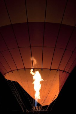 Alev ile gece portakal sıcak hava balon şişirme