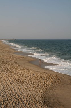 Yaz aylarında kumsalda çalışan çocuk