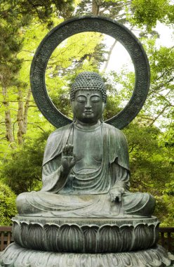 Arka planda ağaçları ile Buda heykeli
