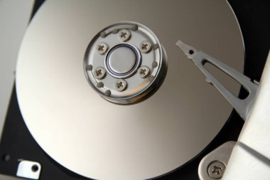 Maruz kalan diskler ile açılan bilgisayar sabit disk