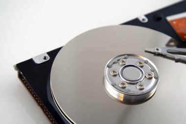 Maruz kalan diskler ile açılan bilgisayar sabit disk