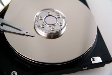 Maruz kalan diskler ile açılan bilgisayar sabit disk