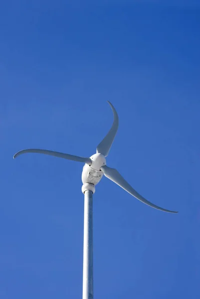 Větrné Turbíny Pro Výrobu Elektřiny Proti Modré Obloze — Stock fotografie