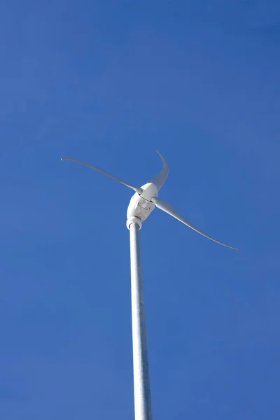 Mavi Gökyüzü Karşı Elektrik Üretmek Için Rüzgar Türbini — Stok fotoğraf