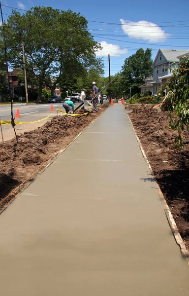 新铺水泥作为人行道改善的一部分 — 图库照片