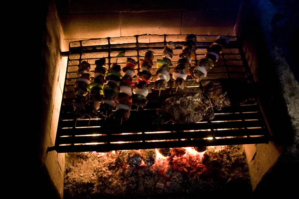 Kabobs Und Steak Auf Dem Grill Abend — Stockfoto