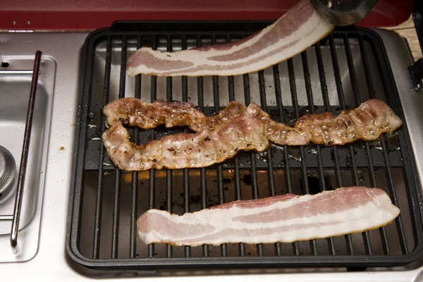 Crispy Bacon Outdoor Grill Breakfast — Stock Photo, Image