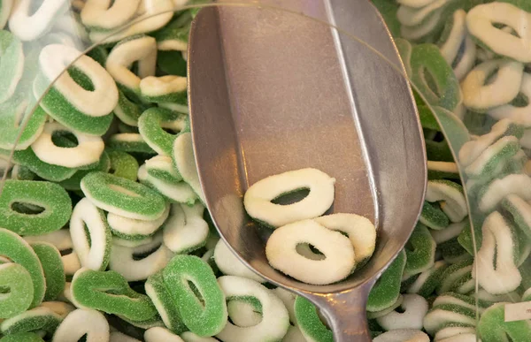 Green Sour Candy Rings Com Colher — Fotografia de Stock