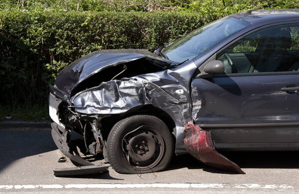 Повреждение передней части автомобиля в результате аварии
