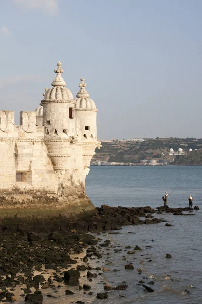 Torre de Belem Kulesi Lizbon Portekiz ile balıkçı