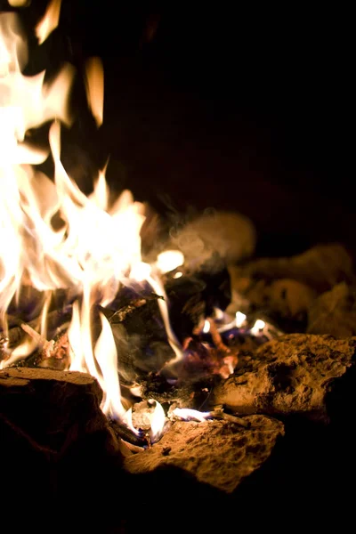 Kamin Aus Nächster Nähe Mit Brennenden Feuerkohlen — Stockfoto
