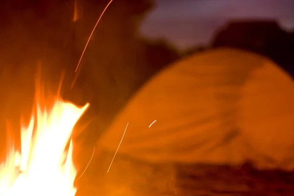 Zeltplatz Bei Nacht Mit Feuer Und Zelt Hintergrund — Stockfoto