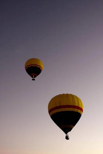 Två Varmluftsballonger Morgonhimlen — Stockfoto