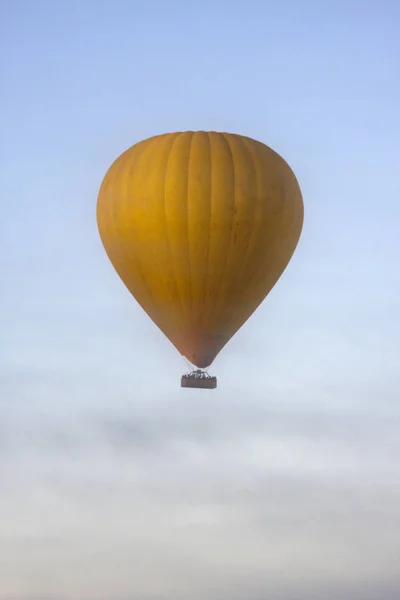 Gelber Heißluftballon Den Wolken — Stockfoto