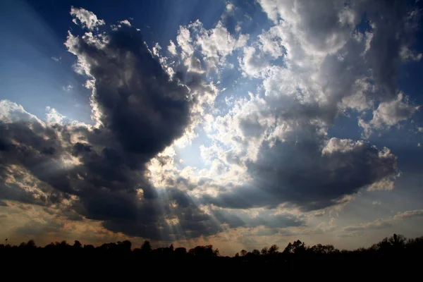 雲の切れ間からの明るい光と大規模な夕日 — ストック写真