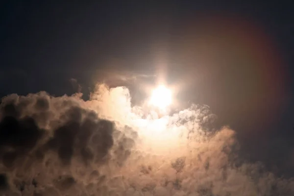 空の雲を突き抜ける太陽 — ストック写真