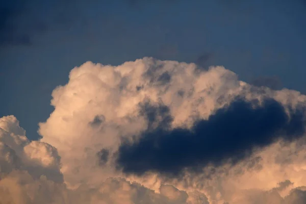 Diepe Donkere Wolken Blauwe Hemel — Stockfoto