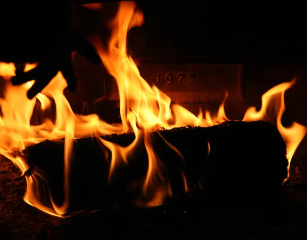 Kamin Aus Nächster Nähe Mit Brennenden Feuerkohlen — Stockfoto