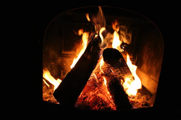 Kamin Aus Nächster Nähe Mit Brennenden Feuerkohlen — Stockfoto